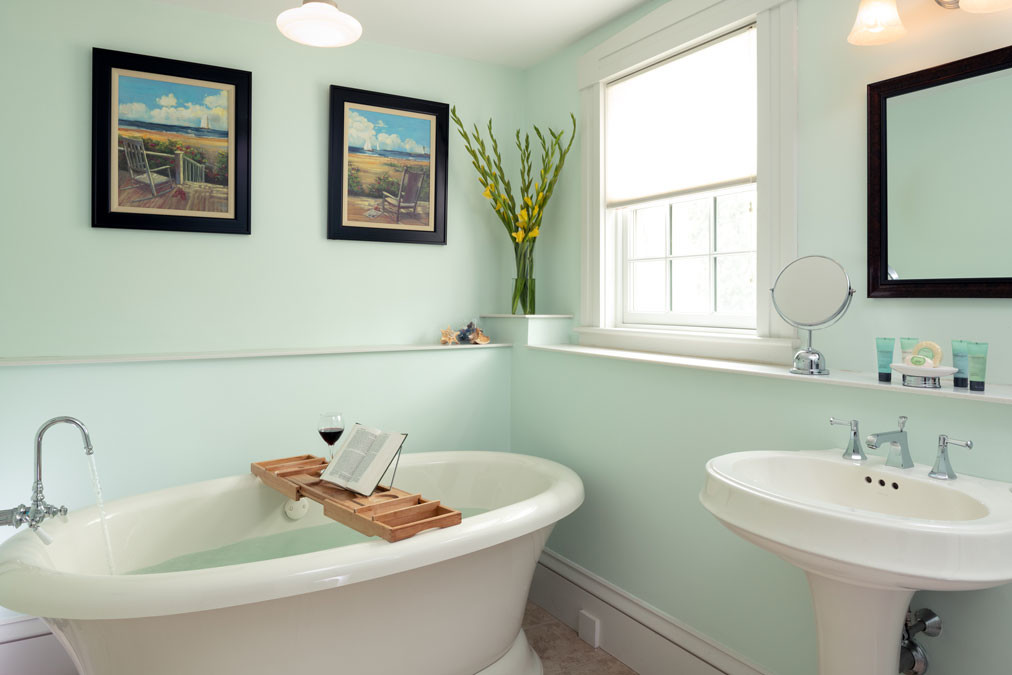 Guest-rooms-Robinson-room-bathtub-sink